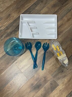 Mainstays White Cutlery Tray with Teal Salad Servers and Yellow Knife Handles